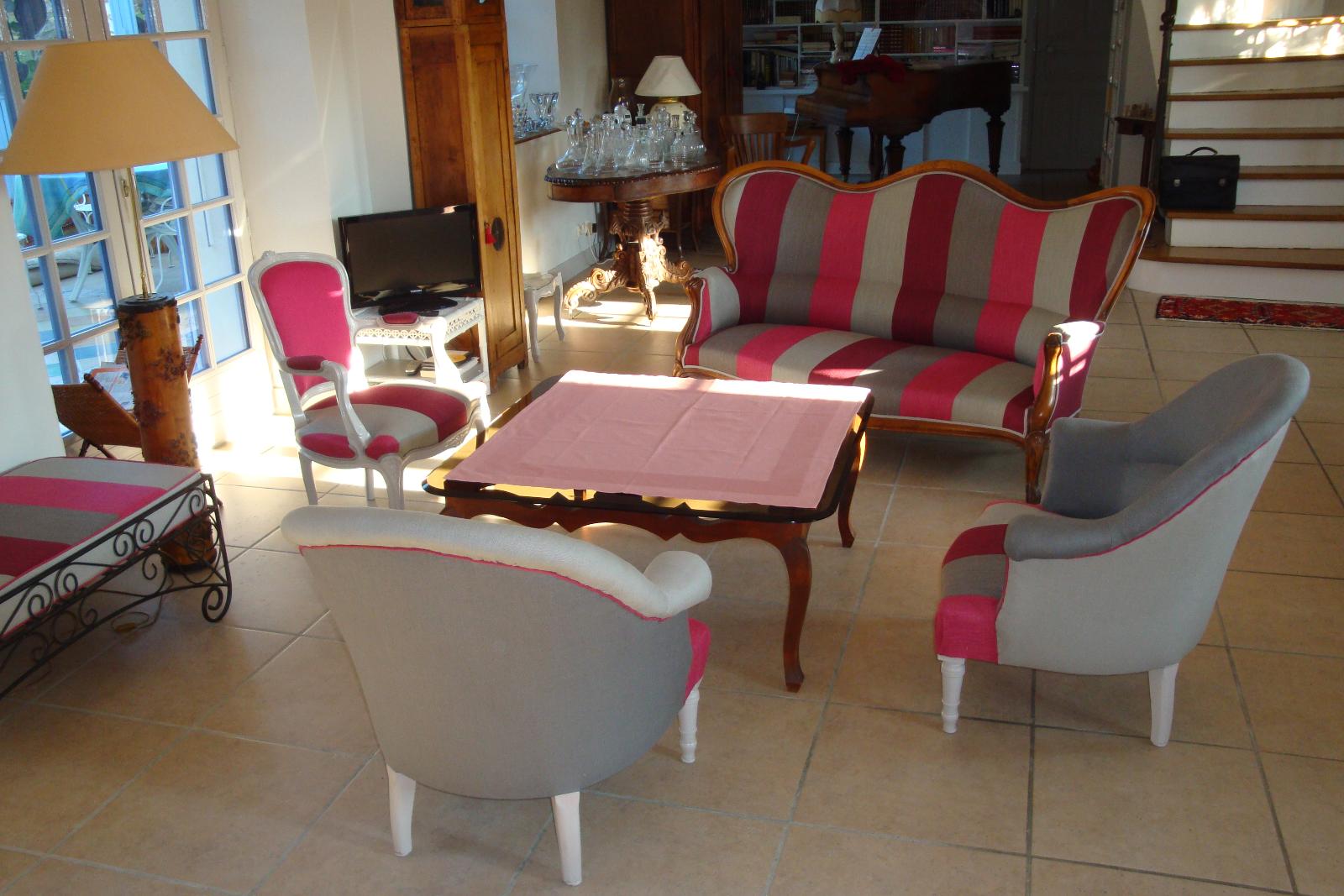 Meubles de salon avec une tapisserie neuve