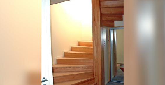 Escalier artisanal frêne-Le Roy Menuiserie