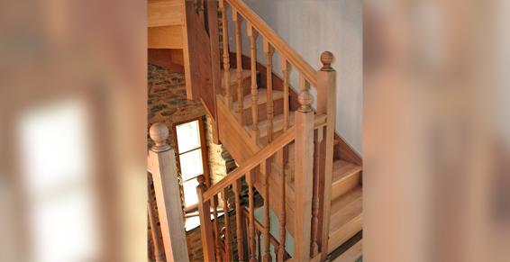 Escalier artisanal chêne balustres tournés