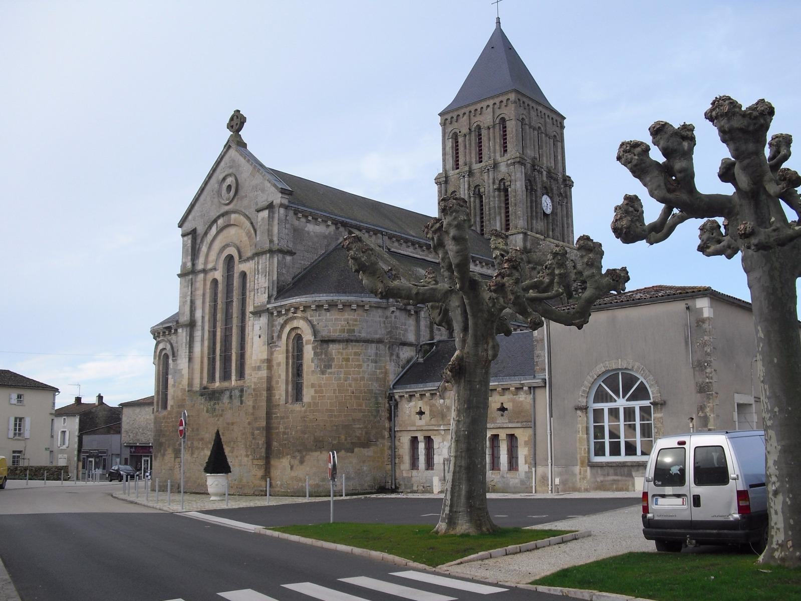 Place de l'église à SAINT HILAIRE DES LOGES