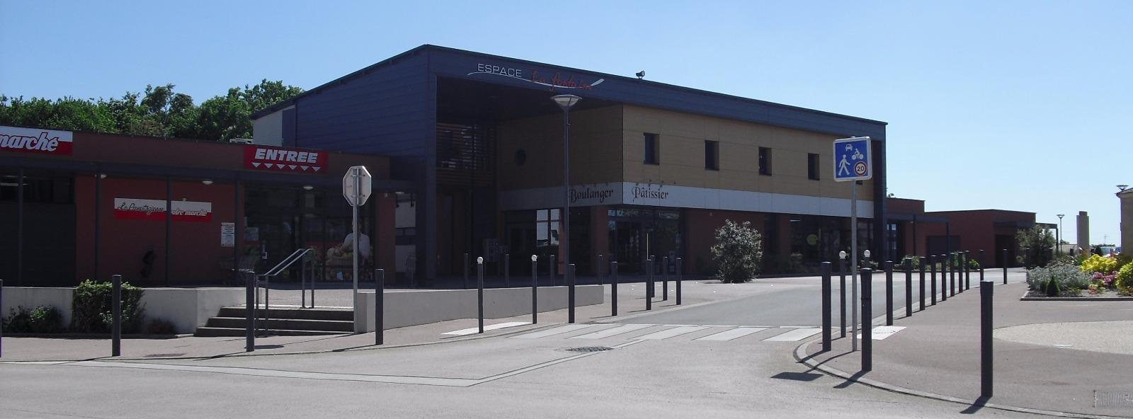 Abords des Commerces à LA GENETOUZE