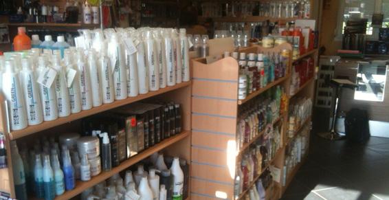 Étagère à l'entrée du magasin