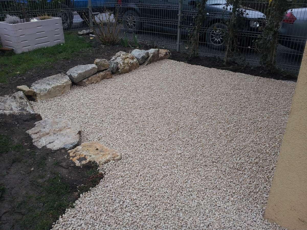 Aménagement de terrasse en graviers lavés