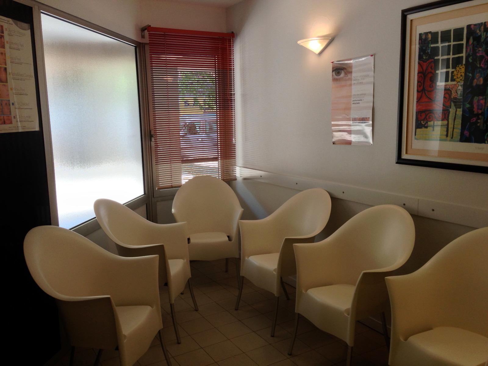 Salle d'attente de l'osthéopathe  Dr Jules Marthan à Vauvert Gard