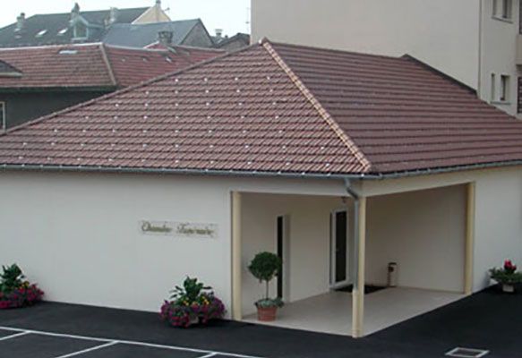 Devanture du bâtiment funéraire Pompes Funèbres Gros à Sallanches.