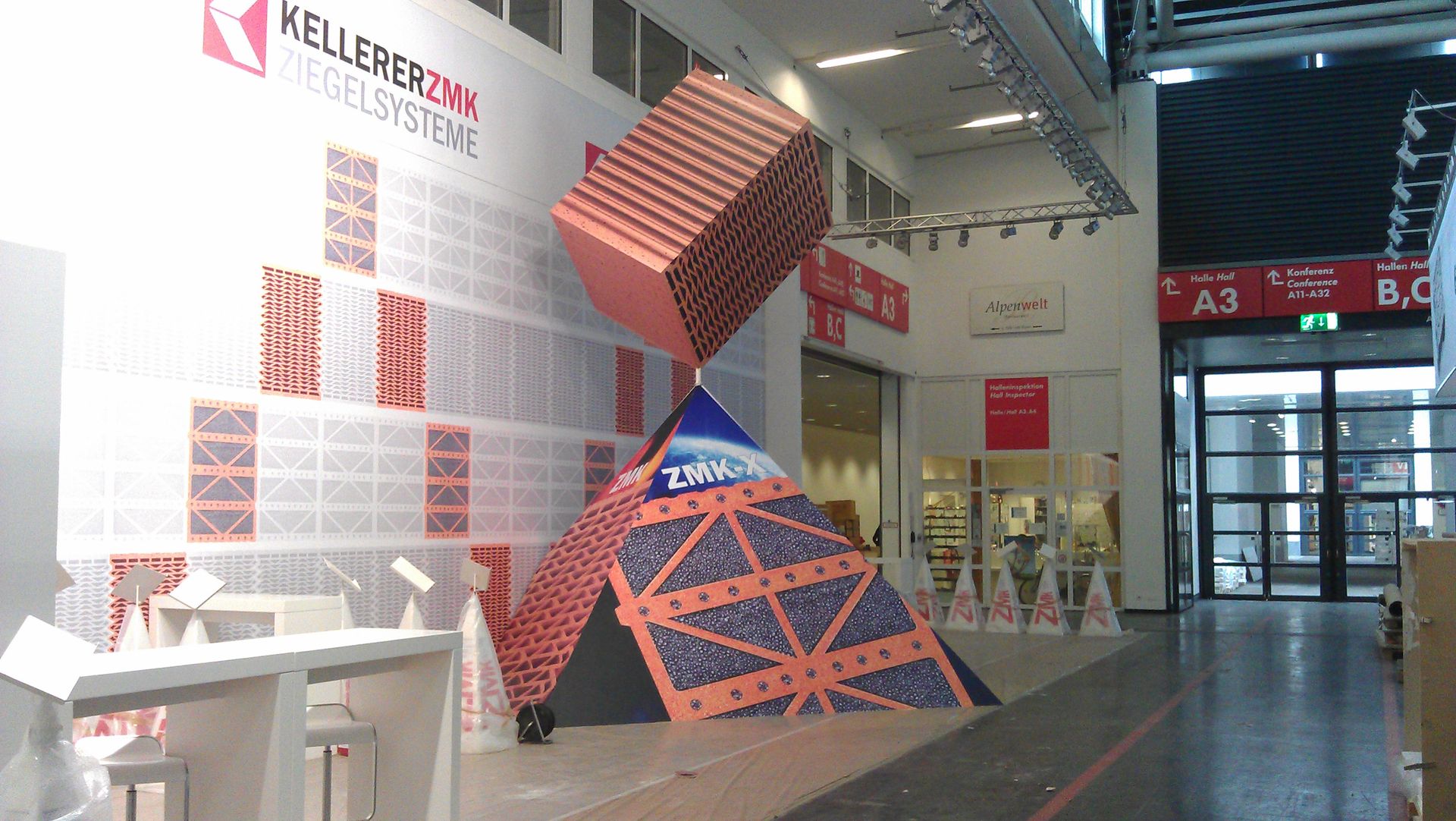 Ein Messestand in den Farben Orange und Blau.