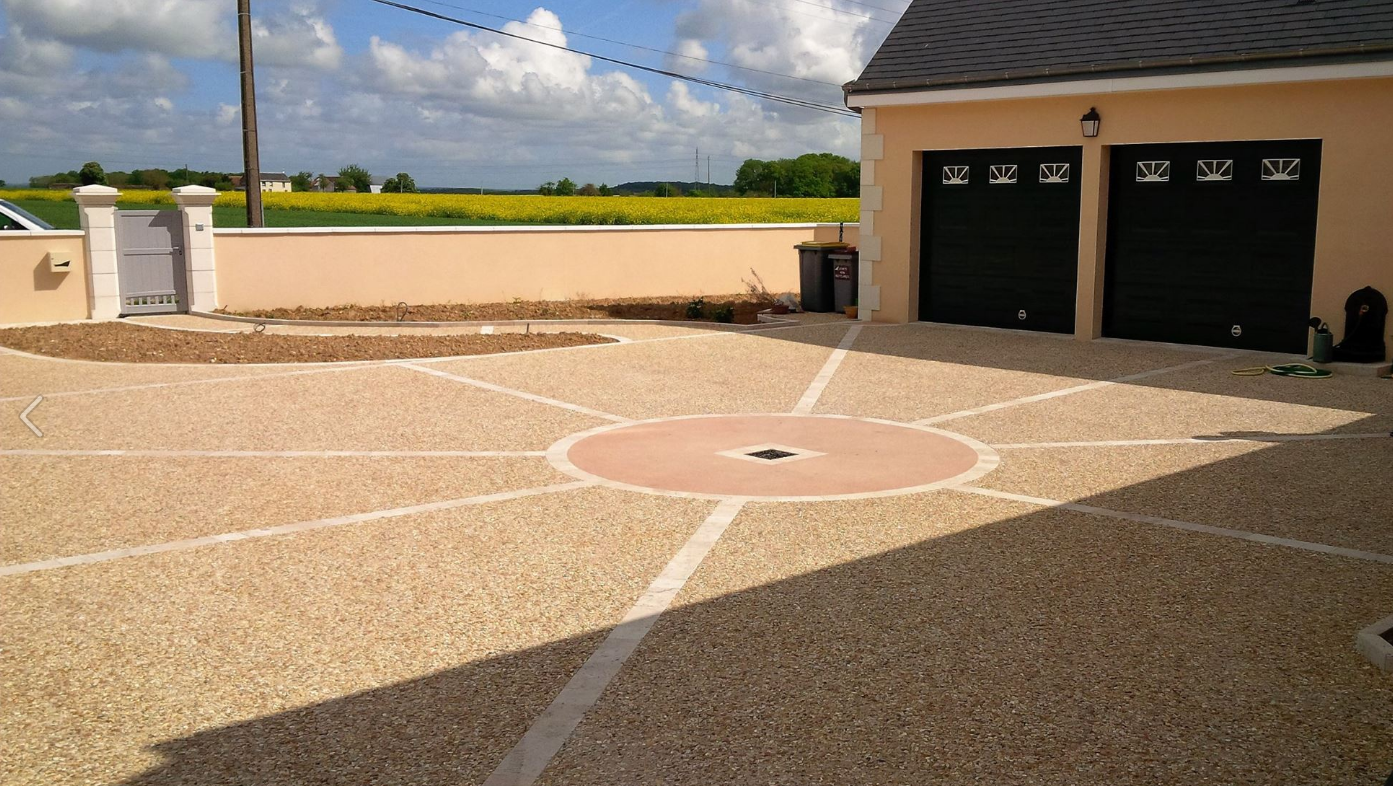 Cour en béton désactivé à St Anne