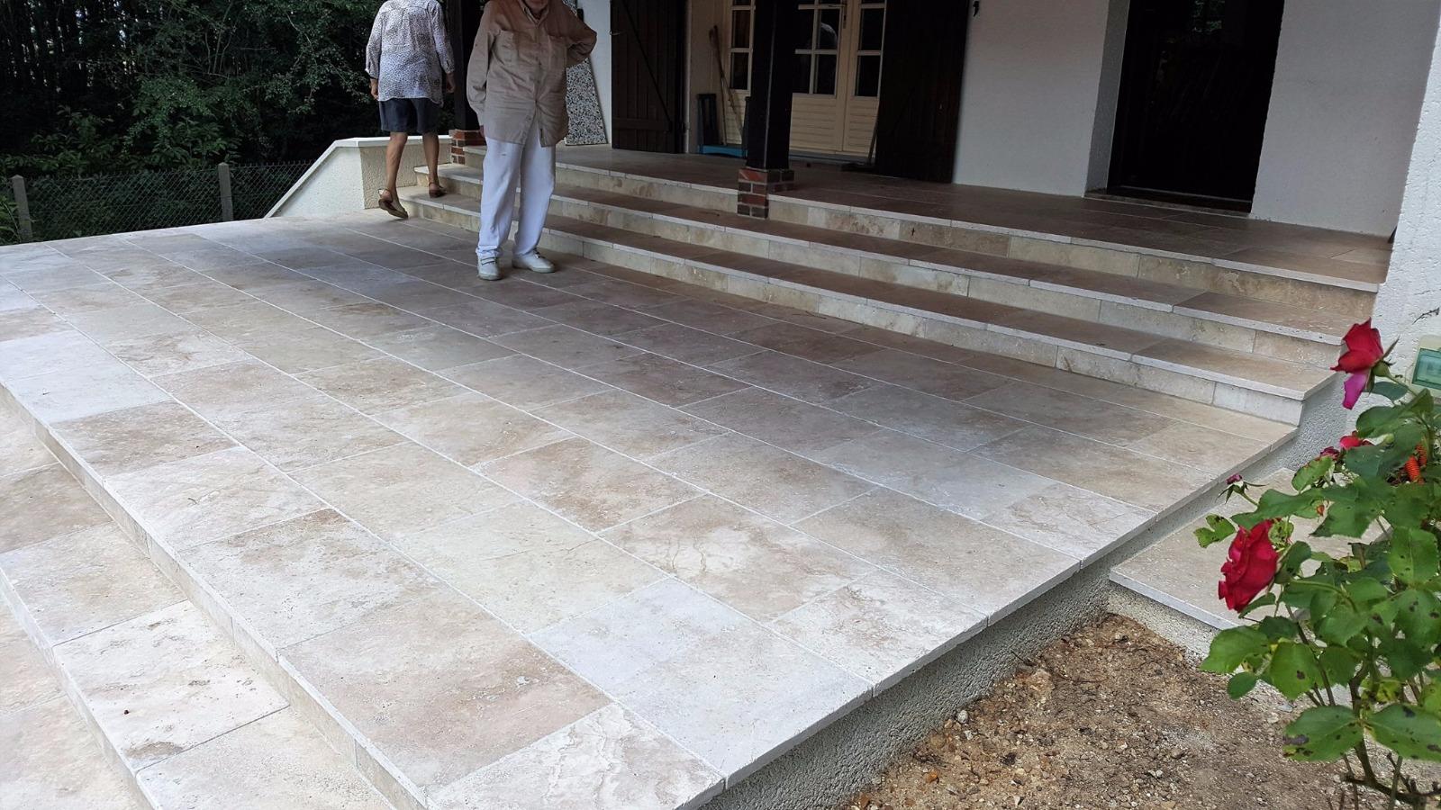 Création d'une terrasse en pierre Travertin