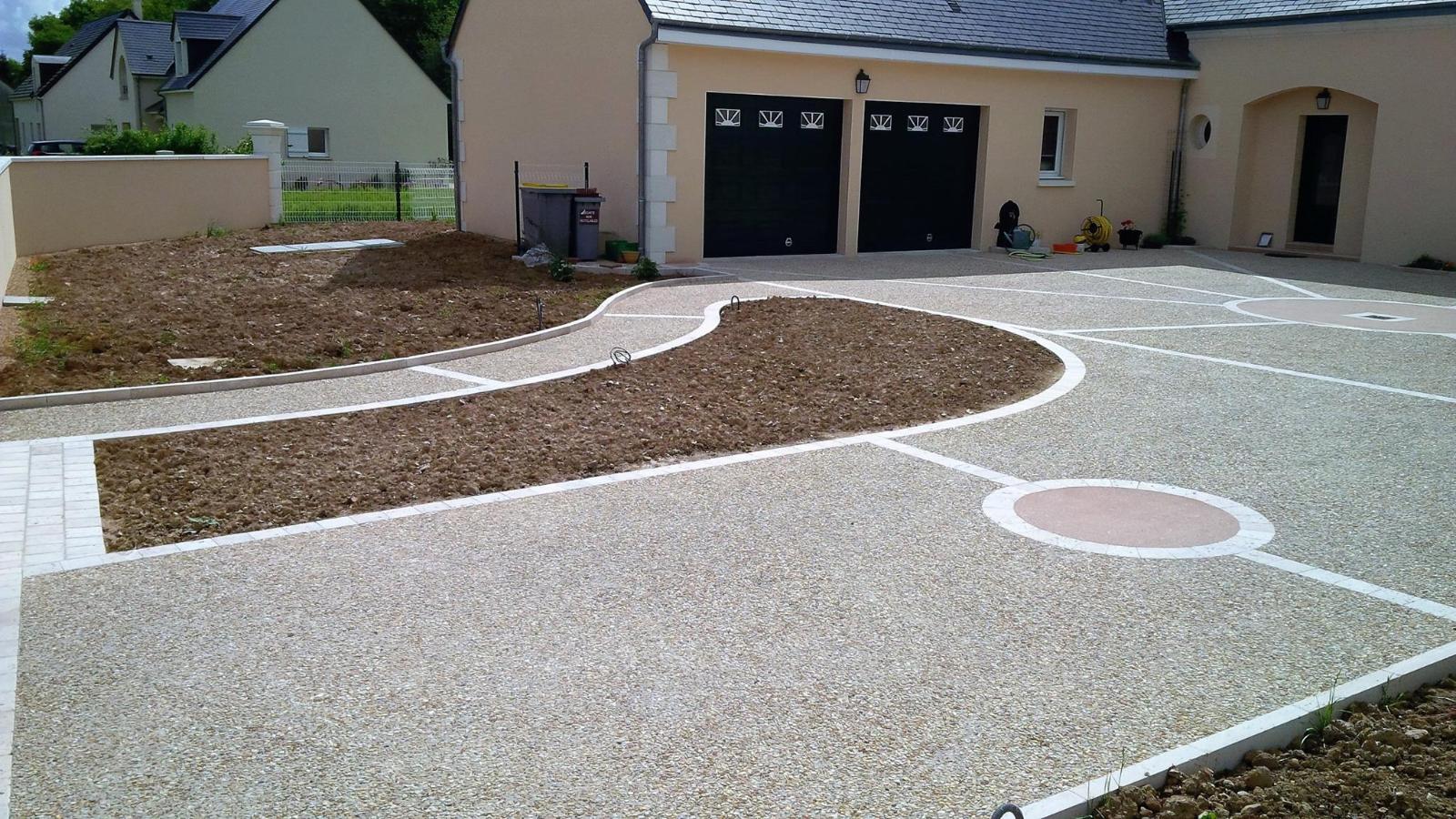 Cour en béton désactivé