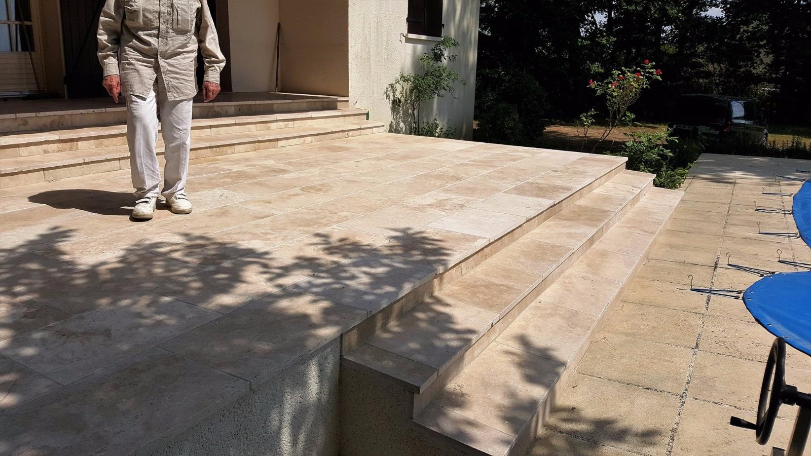 Création d'une terrasse en pierre Travertin