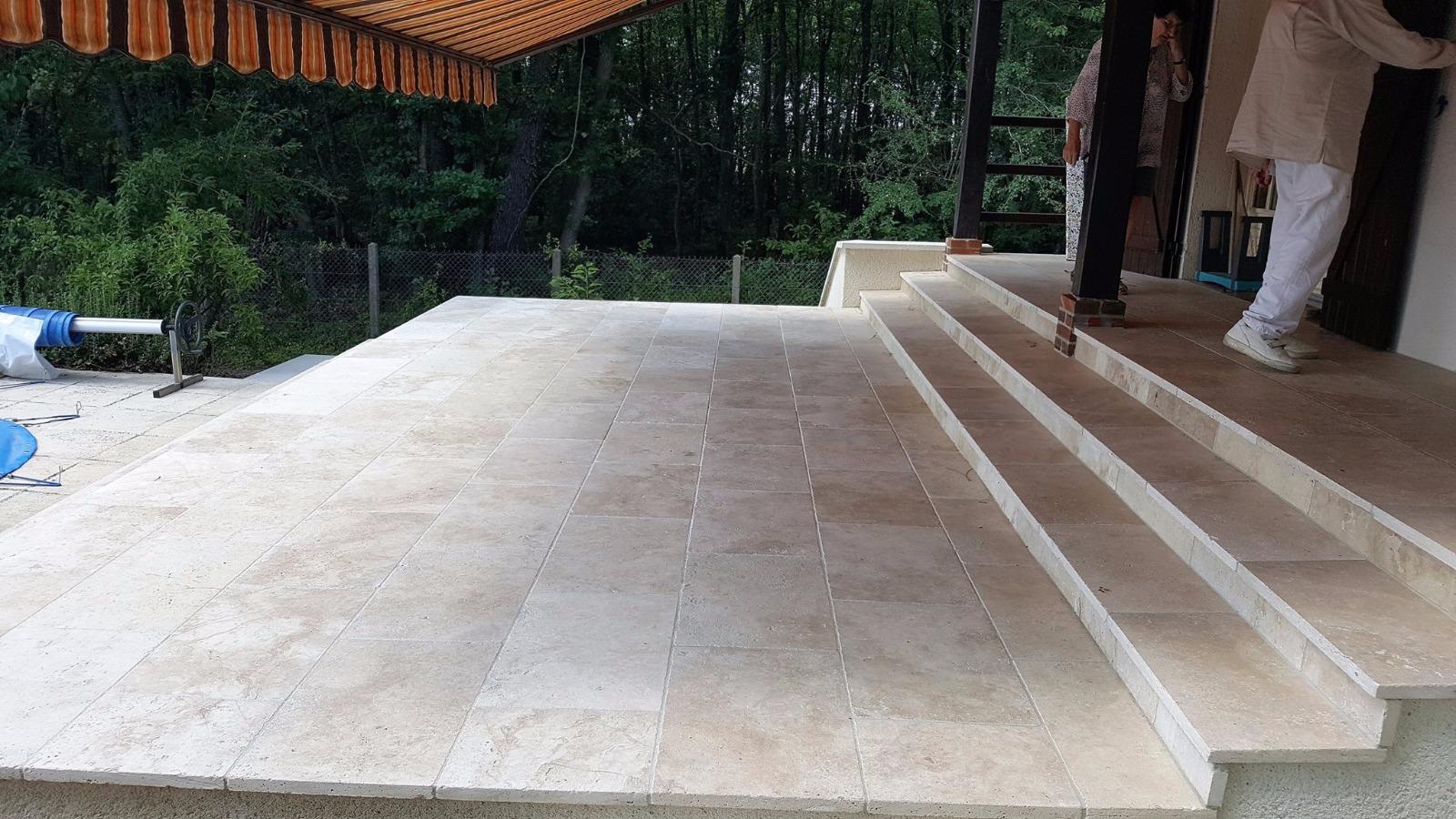 Création d'une terrasse en pierre Travertin