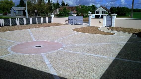 Cour en béton désactivé à St Anne