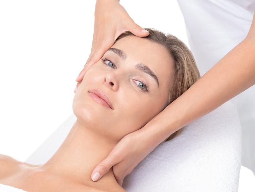 Una mujer está recibiendo un masaje en la cara en un spa.