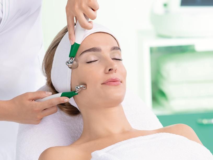 Una mujer está recibiendo un tratamiento facial en un spa.