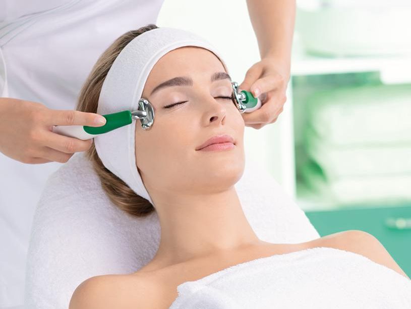 Una mujer está recibiendo un tratamiento facial en un spa.