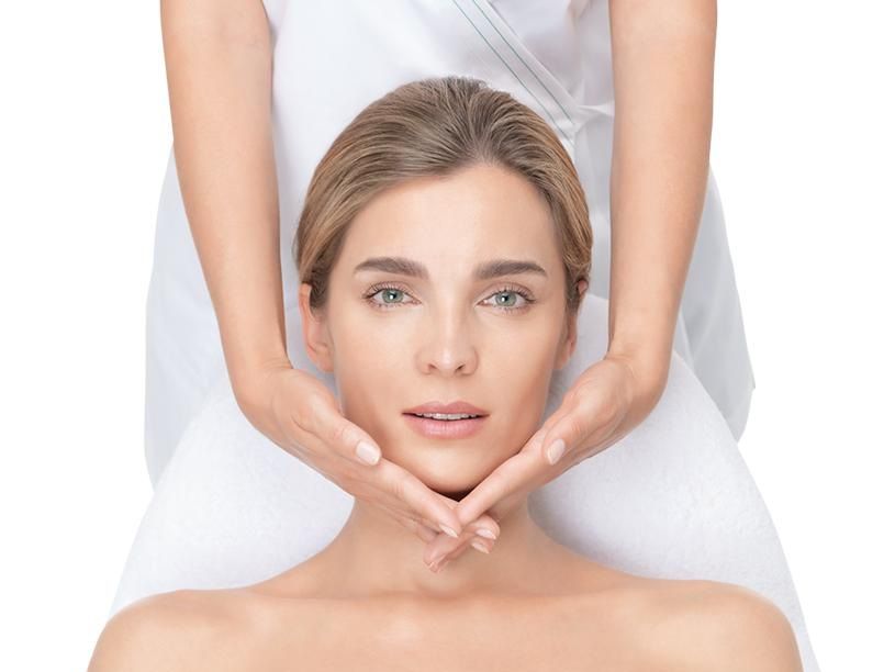 Una mujer está recibiendo un masaje en la cara en un spa.