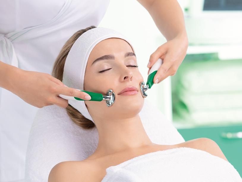Una mujer está recibiendo un tratamiento facial en un spa.