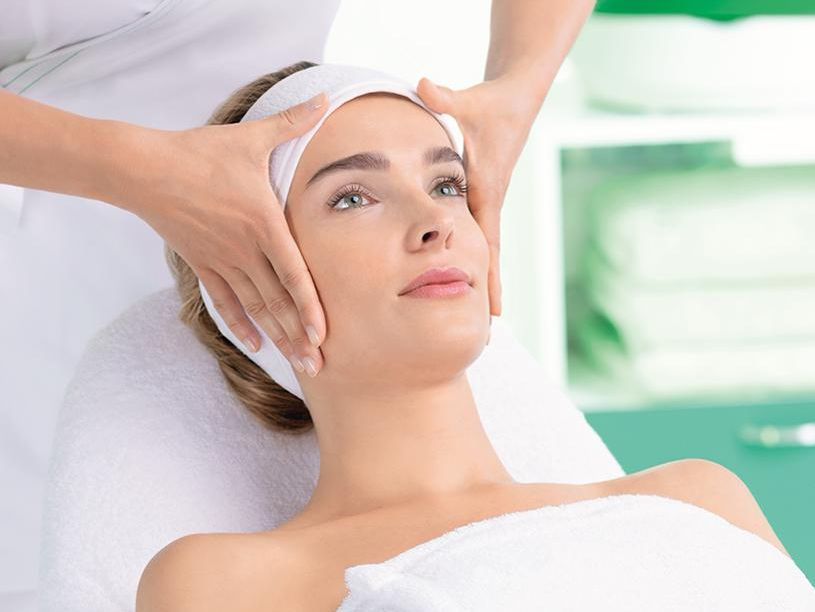Una mujer está recibiendo un tratamiento facial en un spa.