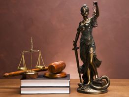 Jaime García Neila Abogado libros y escultura
