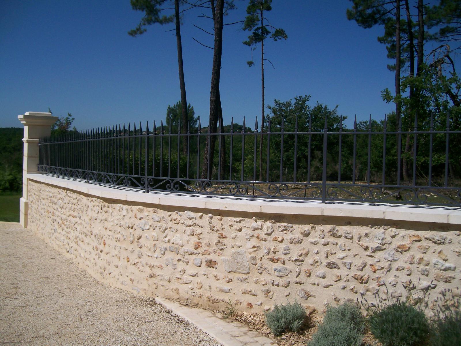 grille forgé dessus de mur