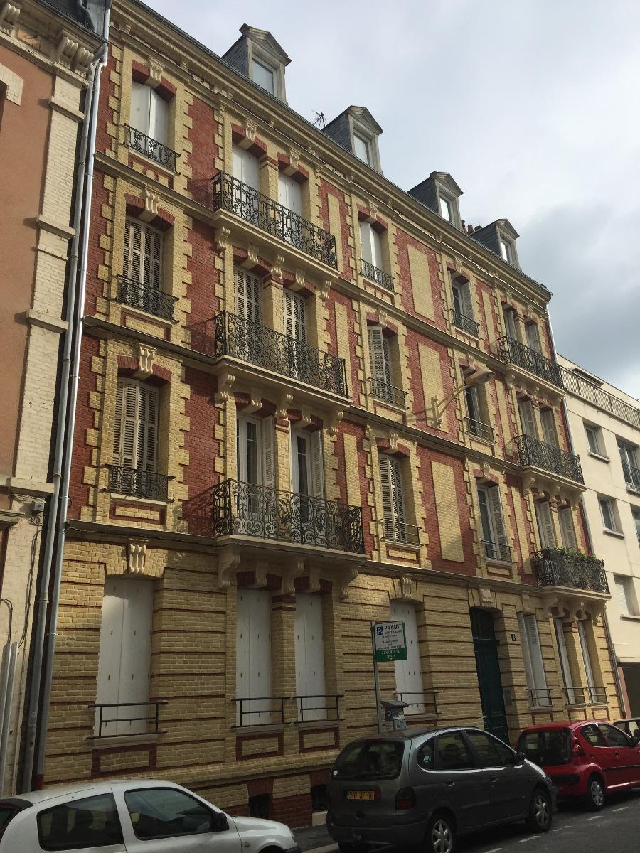 Rénovation complète de cette façade de la rue Gabriel Péri : Ponçage, hydrogommage puis rejointoiement par les maçons d'ESTUAIRE BATIMENT