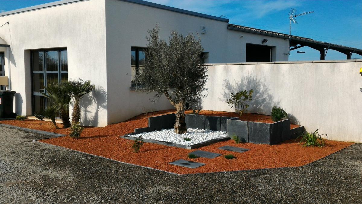 Massif brique, galets blanc et schiste