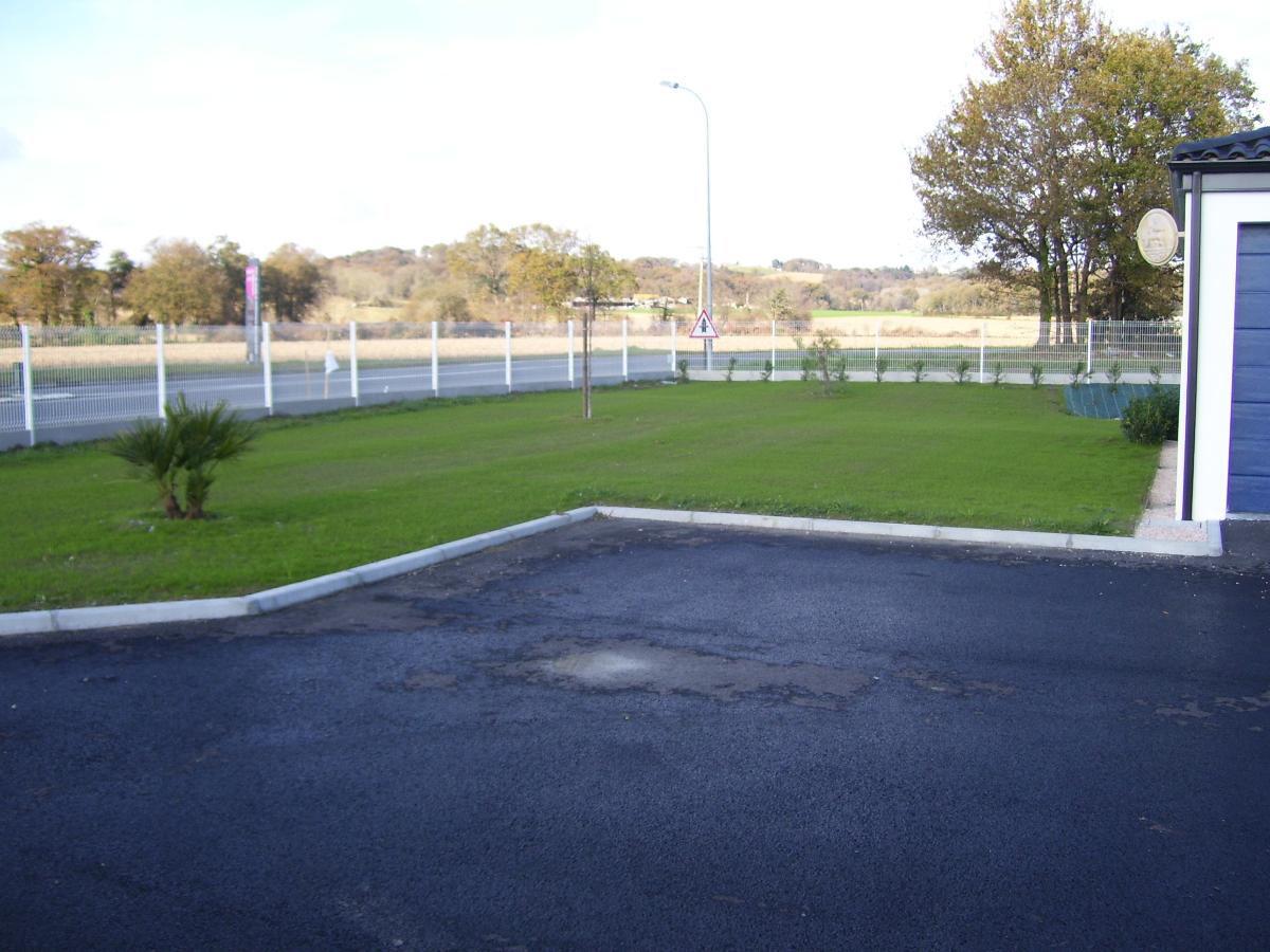 Engazonnement et clôture grillagée