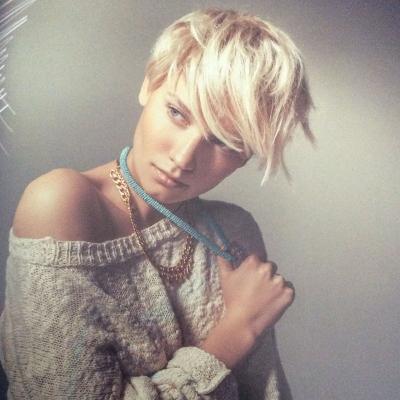 Coupe courte teinture blonde