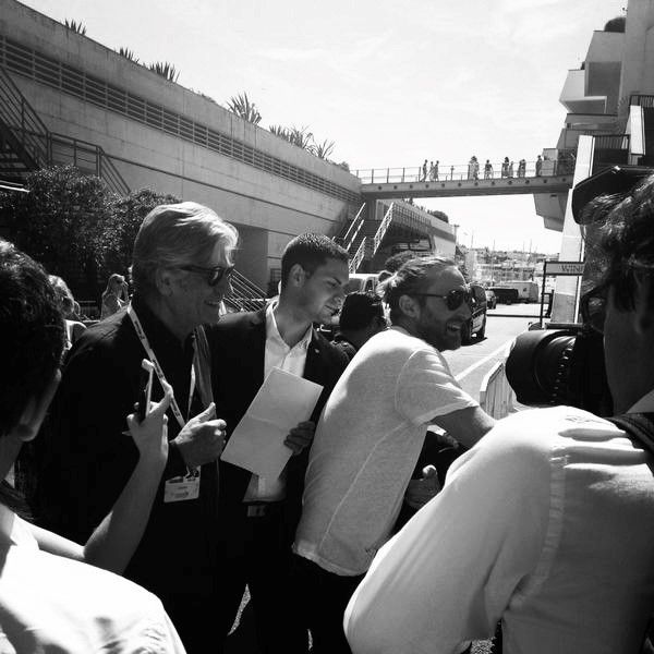 Michael Douglas entouré de personnes, probablement lors d'un événement public.