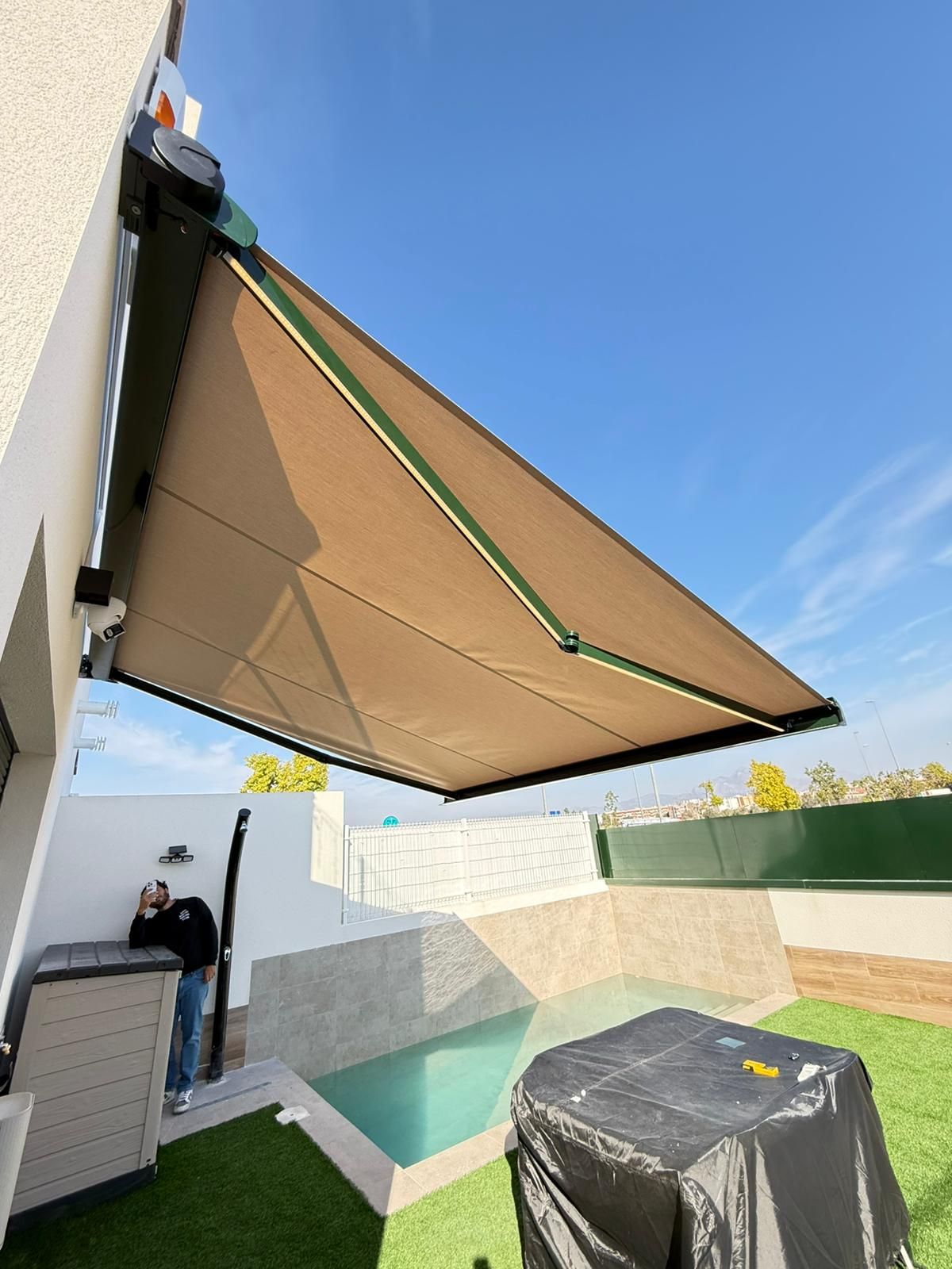 Un dormitorio con una cama y una ventana con persianas.