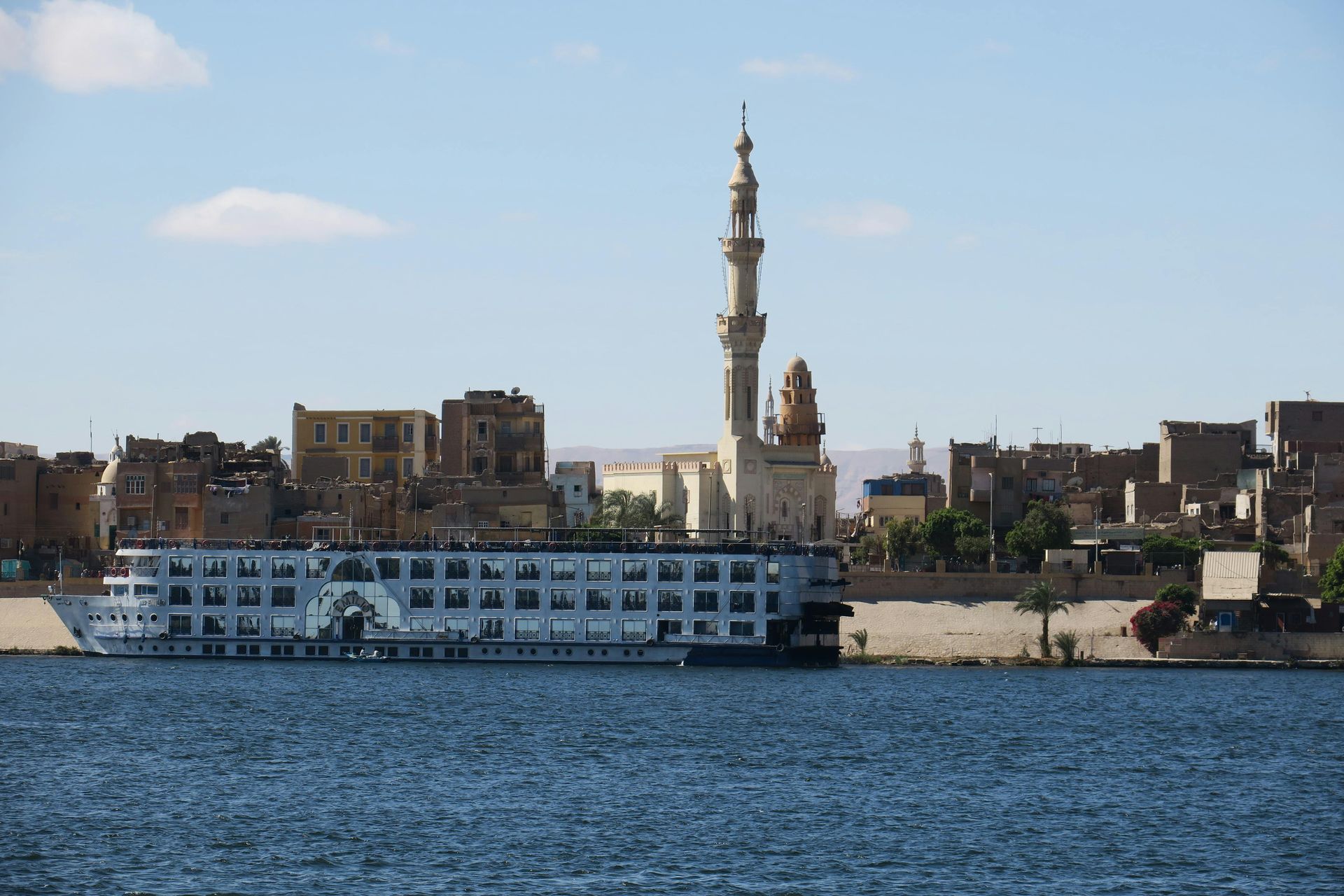 معبد فيلة الرائع، المدرج ضمن قائمة التراث العالمي لليونسكو، موقعه على جزيرة صغيرة في نهر النيل، مصر.