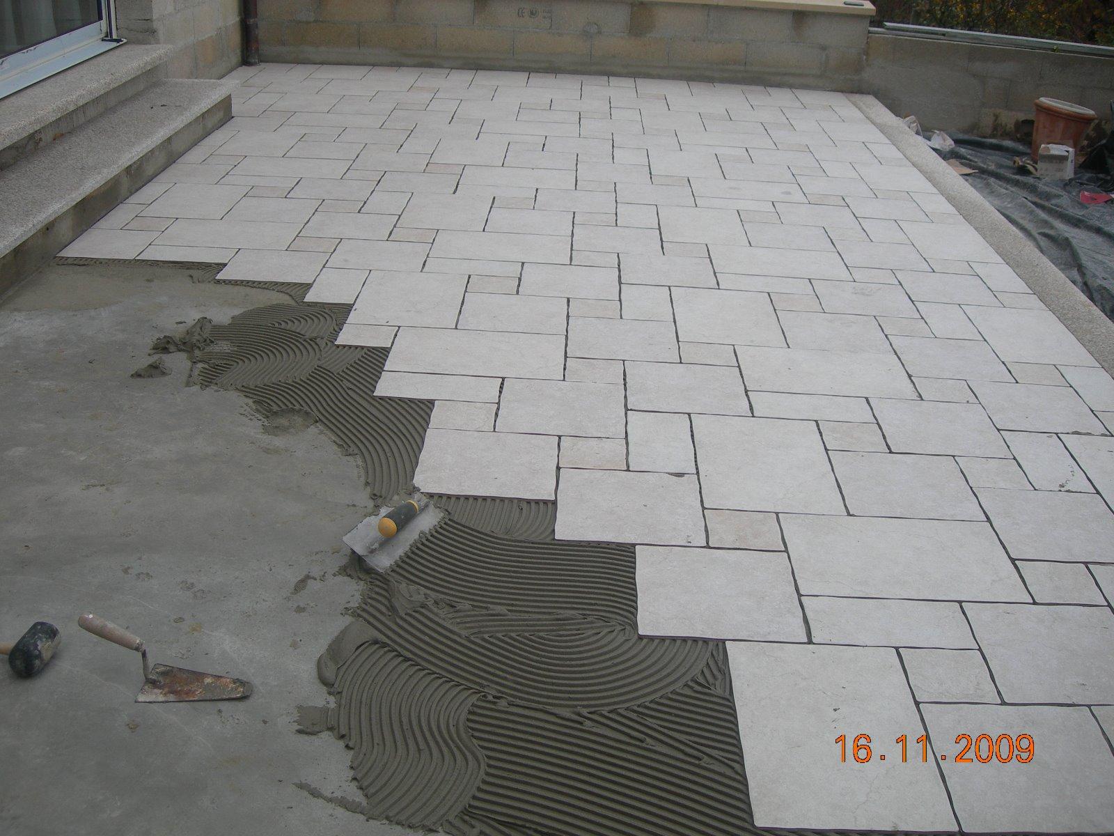 Terrasse avec carrelage multi-formats