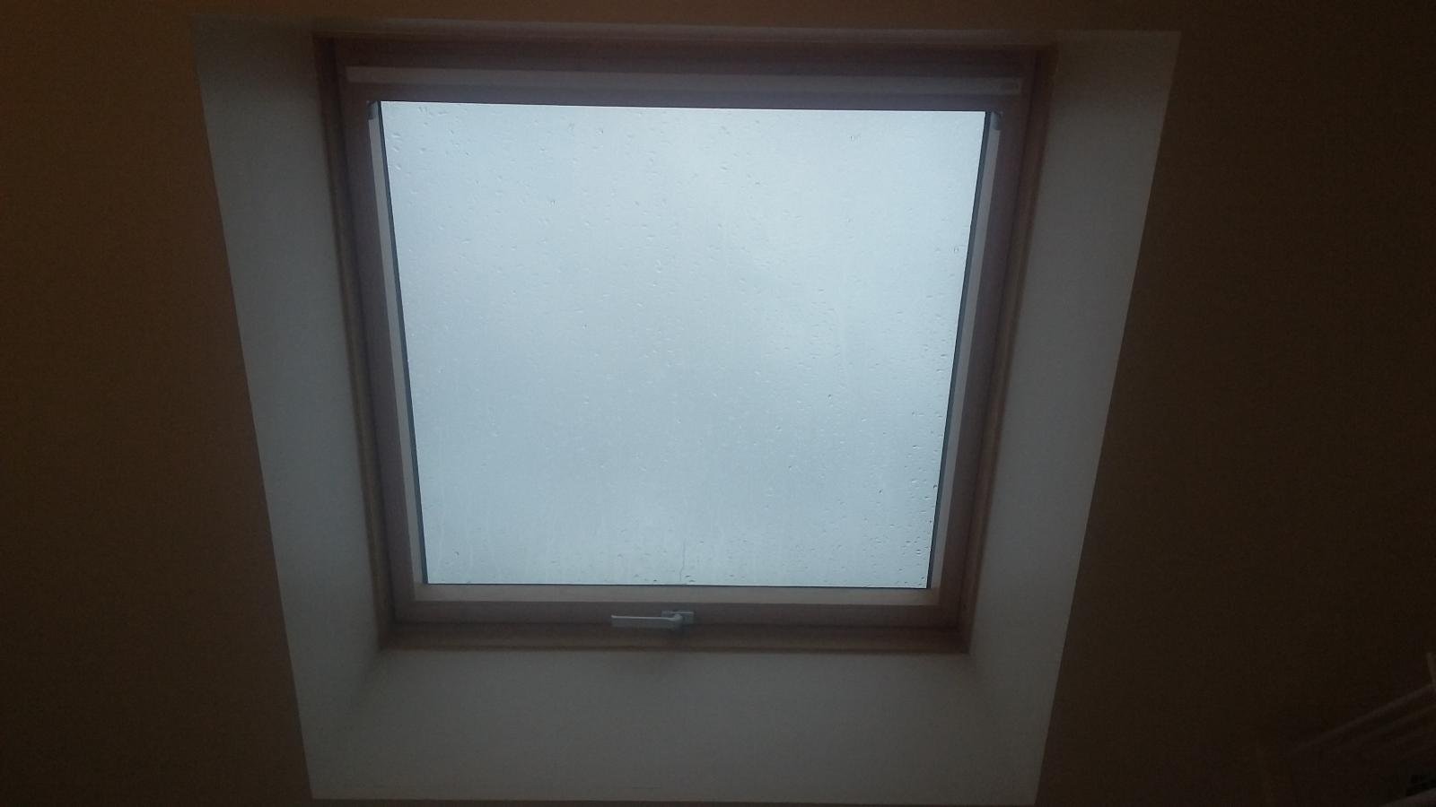 Pose de fenêtre de toit