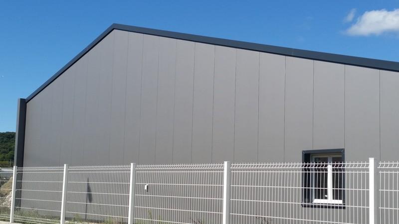 Bardage face extérieure nervuré