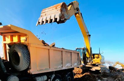 F Y J San Segundo excavadora llenando camión de tierra