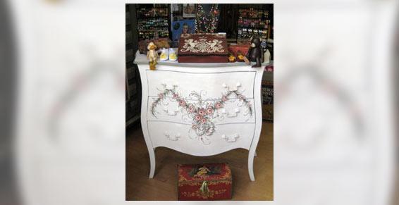Atelier Guigue, 75003 Paris. Commode galbée motif de fleurs