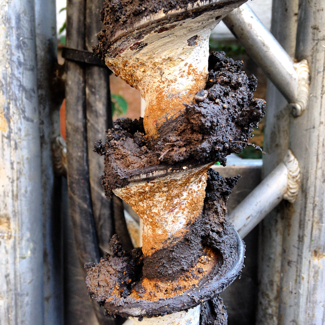 Sol pollué sur une tarière de forage