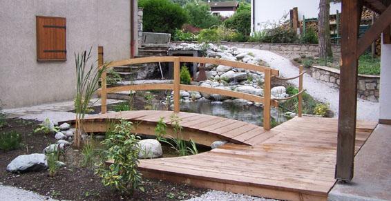 Bassin avec ponton et terrasse en mélèze réalisé par Garin-Laurel