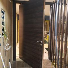 Gompar puerta en madera