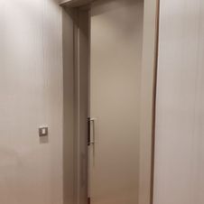 Gompar puerta de habitación clara