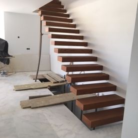 Gompar escaleras en madera