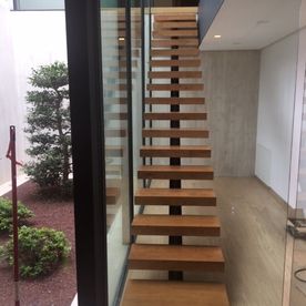 Gompar escaleras en madera flotantes