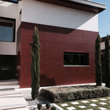 Gompar fachada con revestimiento en madera