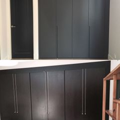 Gompar vestidor de puertas negras