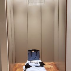 Gompar vestidor con mueble en el centro