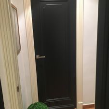 Gompar puerta negra en madera