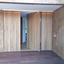Gompar puerta en madera
