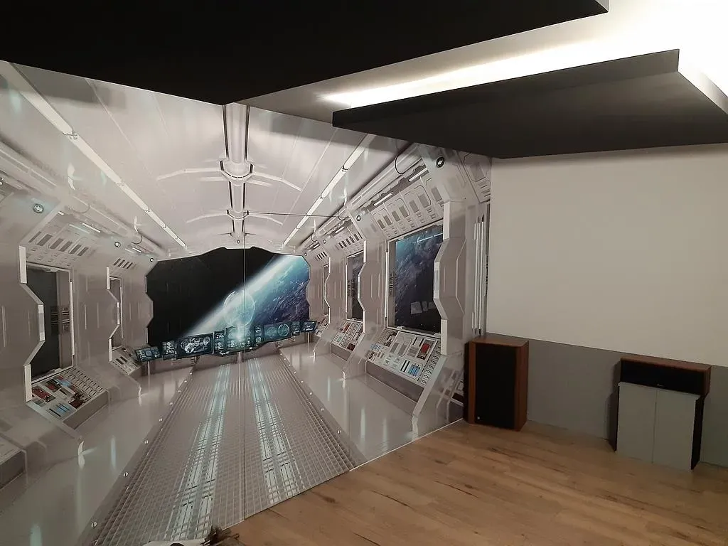 Photo d'une rénovation avec un mur de papier peint spatial