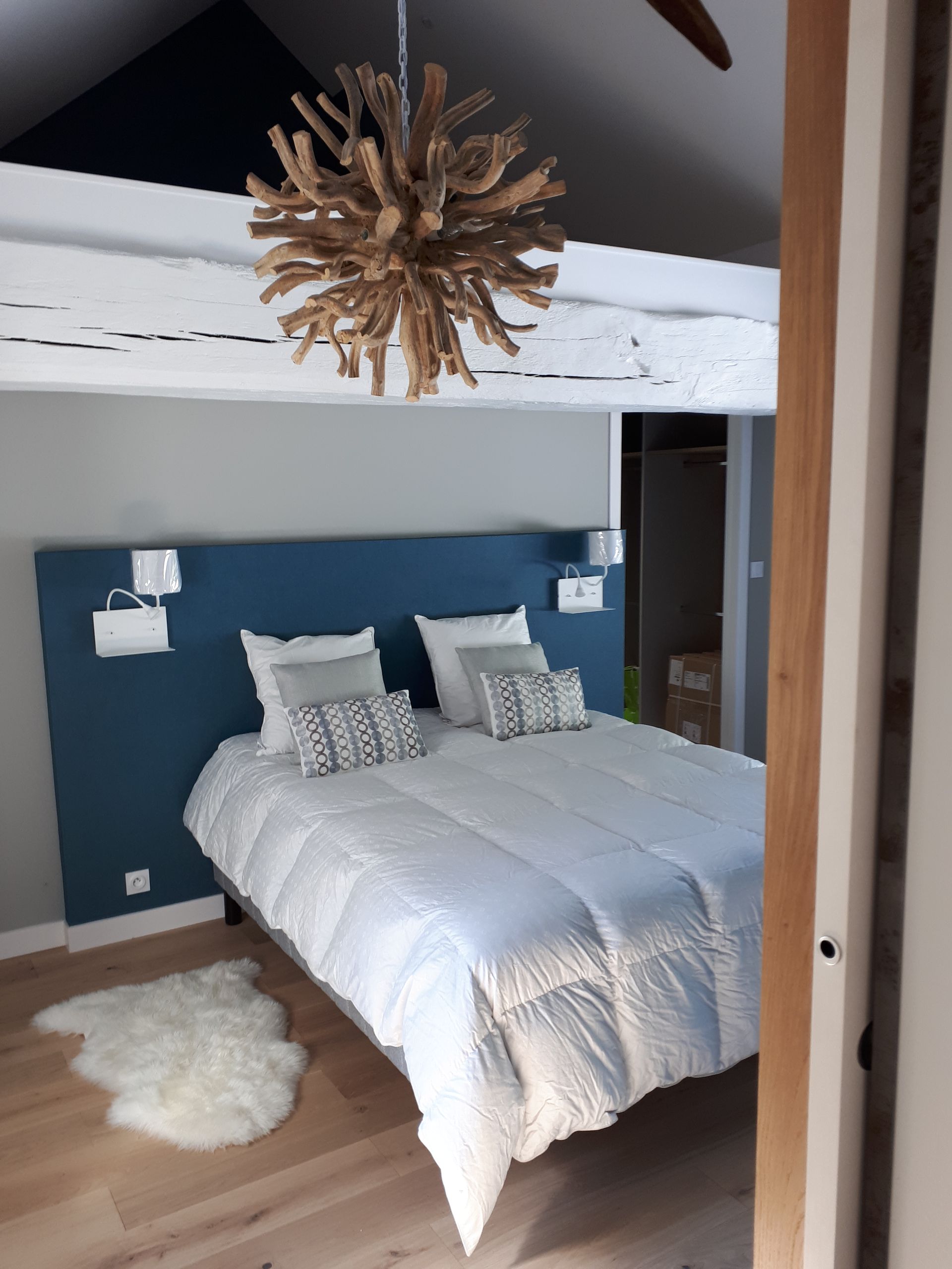 Lit deux places avec ligne de lit et tête de lit bleu et lampes intégrées