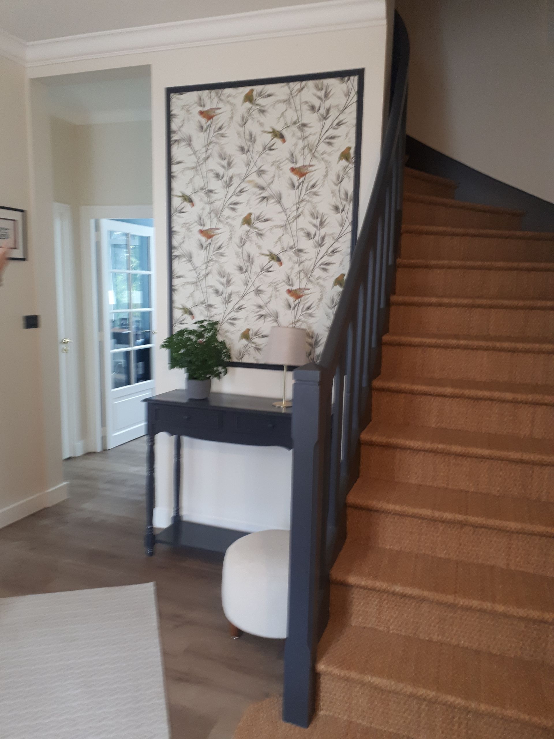 Escalier en bois et de peinture anthracite et meuble de rangement à côté